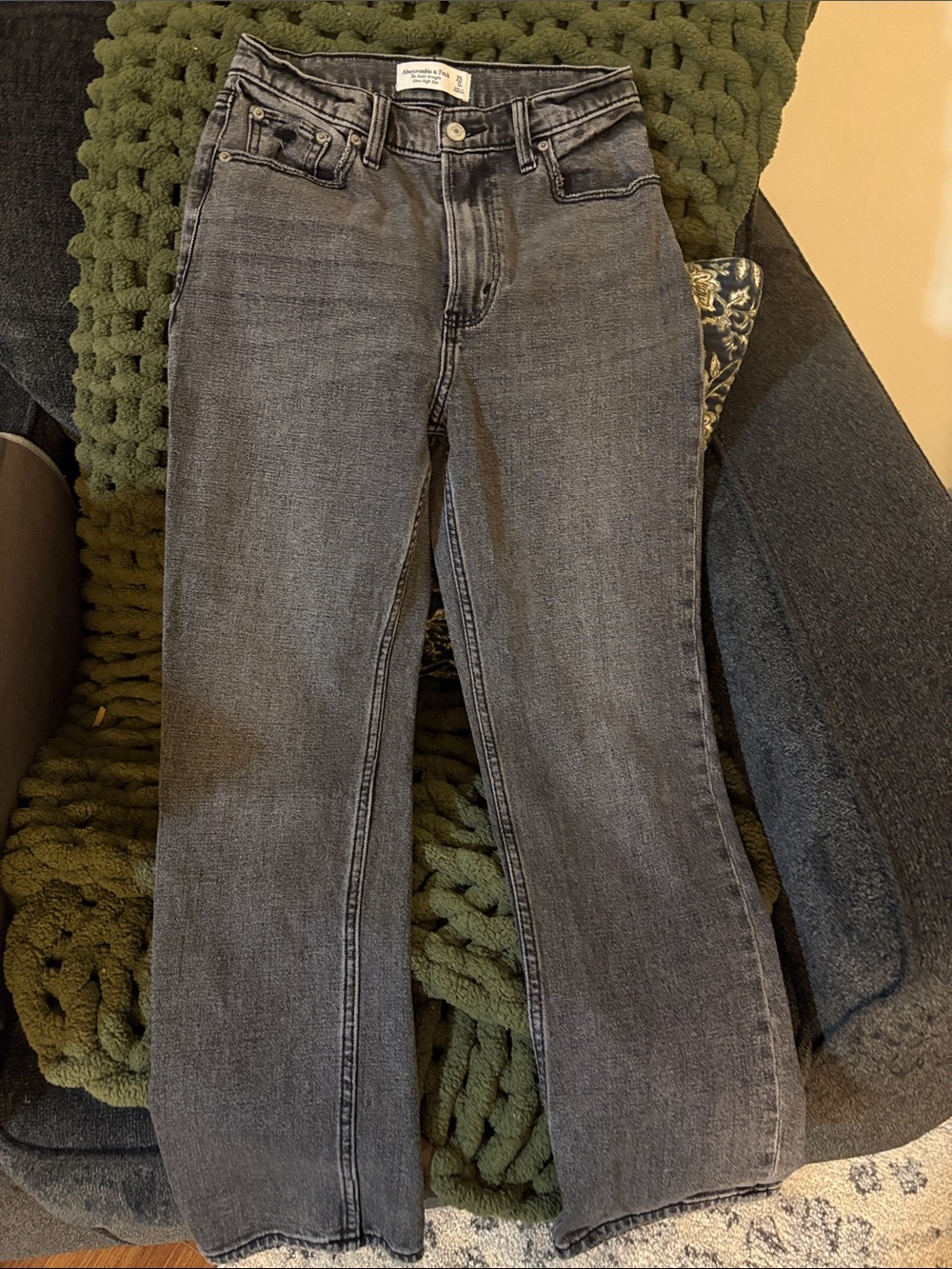 A&F Ultra High-Rise Ankle Straight Jeans - Gray